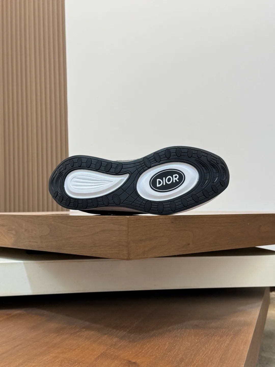 💰800 Dior's latest men's fashion sneakers. This item draws inspiration from retro jogging shoes. Featuring a thick, low-top design, it features a mesh fabric upper and an ultra-light rubber foam sole. The side is decorated with an embossed "Di~r" logo. Code number: 39-44 (order 38, 45, 46)